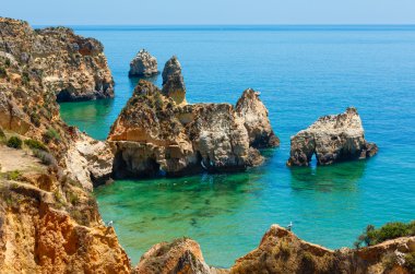 Yaz Atlantik kayalık Sahil (Algarve, Portekiz).