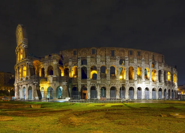 Colosseo vista notturna, Roma . — Foto Stock