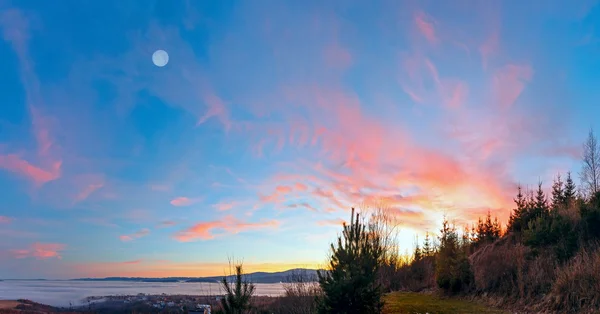 Fantástico cenário de pôr do sol sobre os contrafortes . — Fotografia de Stock