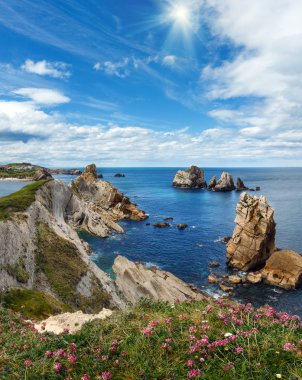 Güneşli Arnia Beach kıyı şeridi manzara.