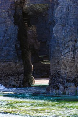 Sahilde doğal kemerler.