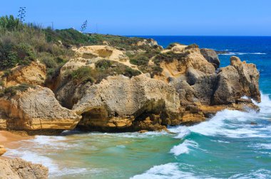 Atlantik kayalık sahil görünümü (Algarve, Portekiz).