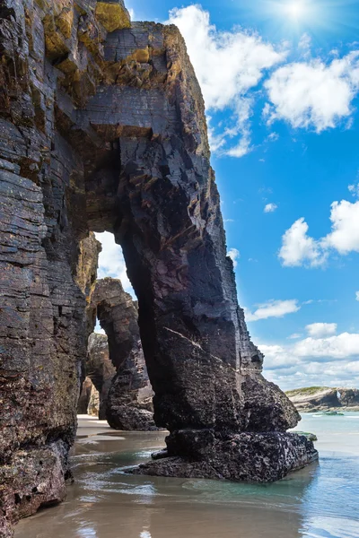 Природные арки на солнечном пляже . — стоковое фото