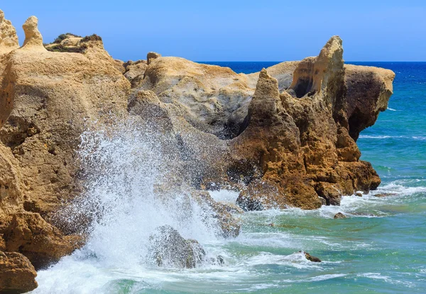 Vue sur la côte rocheuse atlantique (Algarve, Portugal) ). — Photo
