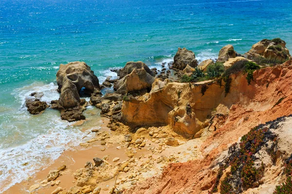 Vue sur la côte rocheuse atlantique (Algarve, Portugal) ). — Photo