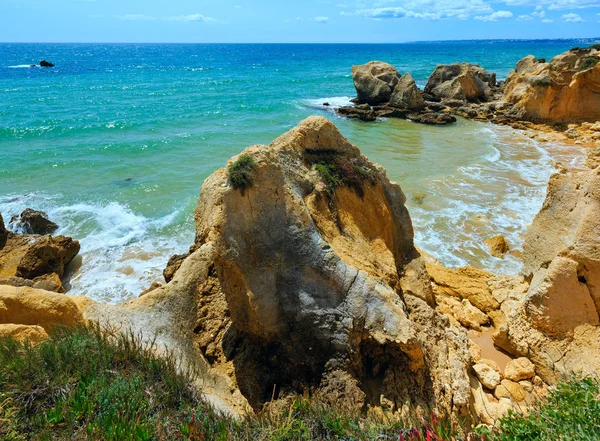 Pohled na skalnaté pobřeží Atlantiku (Algarve, Portugalsko). — Stock fotografie