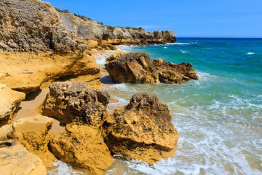 Atlantik kayalık sahil görünümü (Algarve, Portekiz).