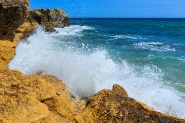 Atlantik kayalık sahil görünümü (Algarve, Portekiz).