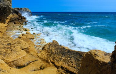 Atlantik kayalık sahil görünümü (Algarve, Portekiz).