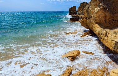 Atlantik kayalık sahil görünümü (Algarve, Portekiz).