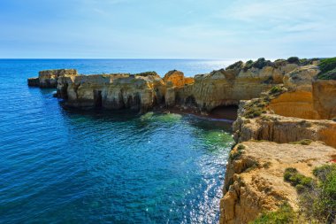 Atlantik kayalık sahil görünümü (Algarve, Portekiz).