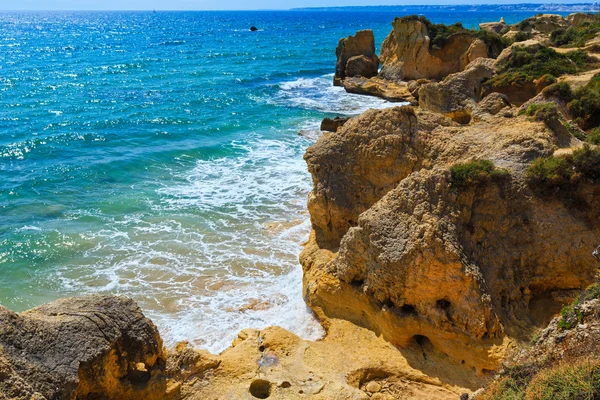 Widok na skaliste wybrzeże Atlantyku (Algarve, Portugalia). — Zdjęcie stockowe