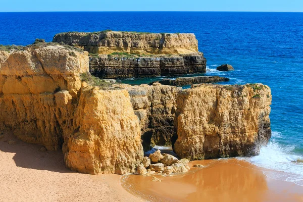 Żółty klify na plaży (Algarve, Portugalia). — Zdjęcie stockowe