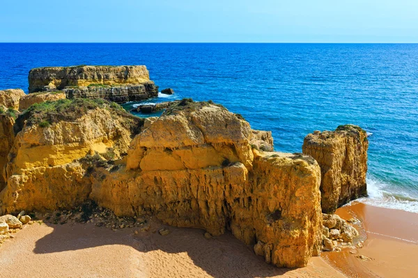 Gula klippor på stranden (Algarve, Portugal). — Stockfoto