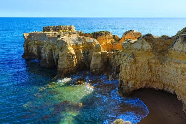 Widok na skaliste wybrzeże Atlantyku (Algarve, Portugalia). — Zdjęcie stockowe