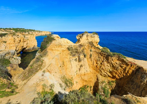 Pohled na skalnaté pobřeží Atlantiku (Algarve, Portugalsko). — Stock fotografie