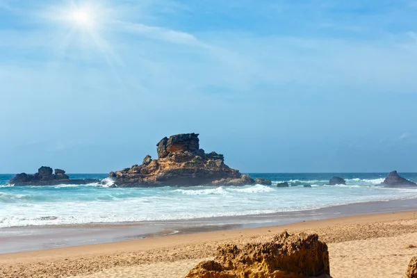 (アルガルヴェ, ポルトガルの大西洋の岩の多い海岸線上サンシャイン). — ストック写真