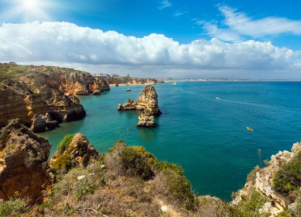 Zon boven Lagos zomer kustlijn (Algarve, Portugal) — Stockfoto