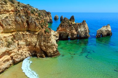 Yaz Atlantik kayalık Sahil (Algarve, Portekiz).