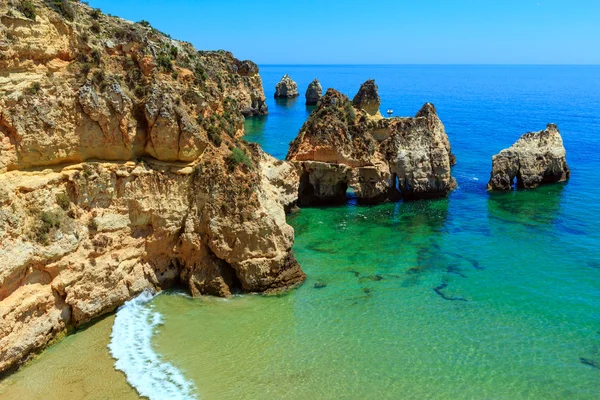 Καλοκαίρι βραχώδη ακτή του Ατλαντικού (Algarve, Πορτογαλία). — Φωτογραφία Αρχείου
