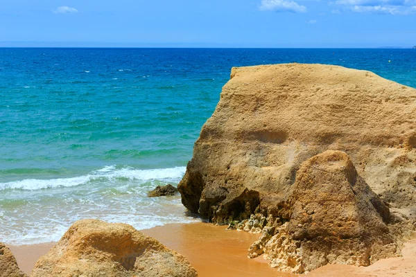 Пляж Албура (Алгарве, Португалия) ). — стоковое фото