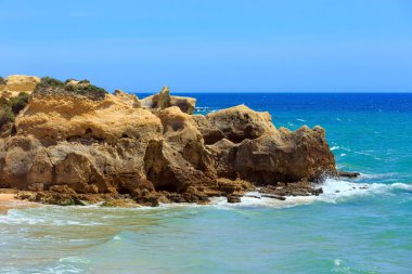 Atlantik kayalık sahil görünümü (Algarve, Portekiz).