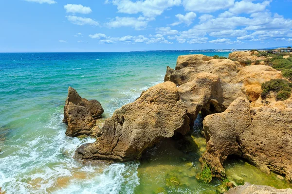 Widok na skaliste wybrzeże Atlantyku (Algarve, Portugalia). — Zdjęcie stockowe