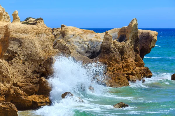 Vue sur la côte rocheuse atlantique (Algarve, Portugal) ). — Photo