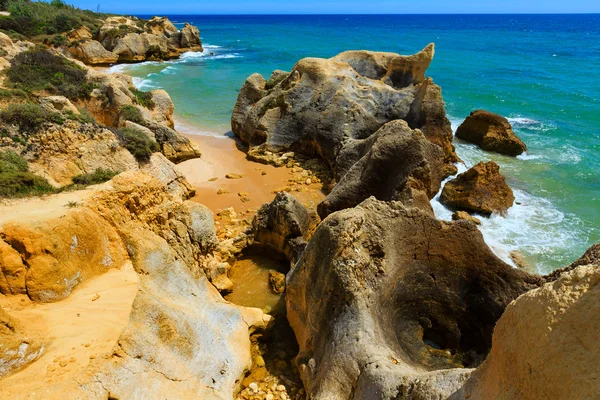 Атлантический вид на скалистое побережье (Алгарве, Португалия) ). — стоковое фото