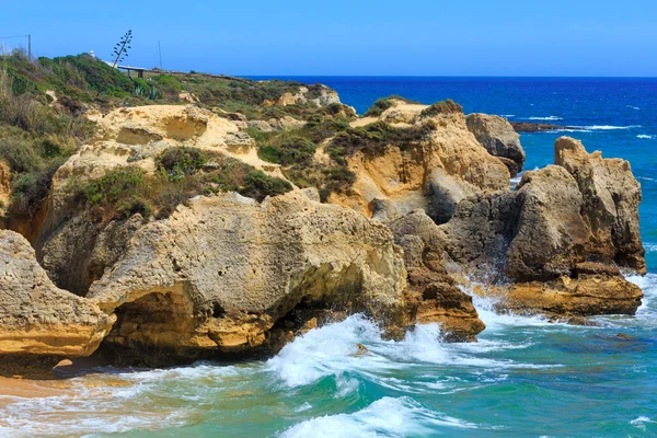 Widok na skaliste wybrzeże Atlantyku (Algarve, Portugalia). — Zdjęcie stockowe