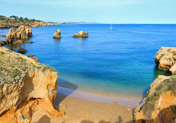 Sárga sziklák a tengerparton (Algarve, Portugália). — Stock Fotó