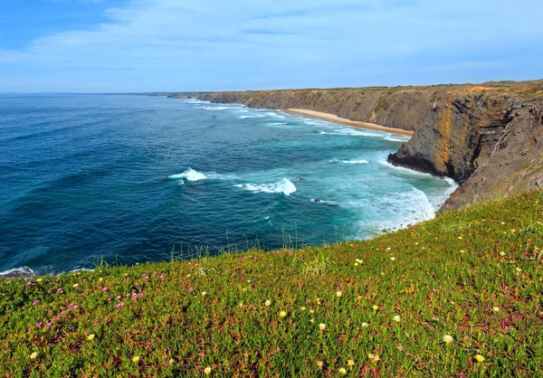 Letní pobřeží Atlantského oceánu (Algarve, Portugalsko). — Stock fotografie