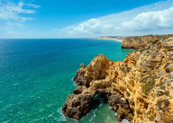 Costa atlântica rochosa (Lagos, Algarve, Portugal ). — Fotografia de Stock