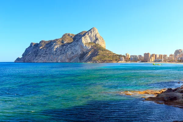 Calp zomer kust, Spanje. — Stockfoto
