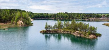 Yaz Bazalt Sütunları Jeolojik Rezerv ve Basaltove Gölü, Rivne Bölgesi Kostopil Bölgesi, Ukrayna.