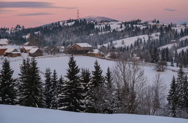 Mała Spokojna Alpejska Wioska Zimowy Wschód Słońca Śnieżne Góry Wokół — Zdjęcie stockowe