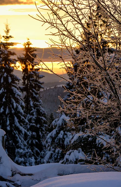 Kleines Und Ruhiges Bergdorf Rande Und Winter Sonnenaufgang Verschneite Berge — Stockfoto