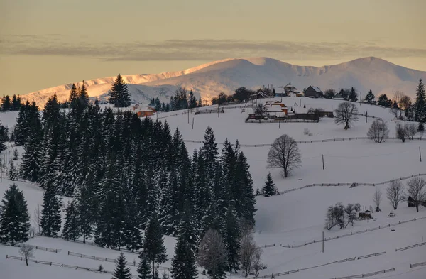 Pequeño Pueblo Alpino Montañas Nevadas Invierno Primer Amanecer Luz Del —  Fotos de Stock