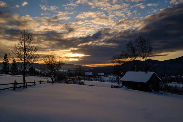 Piccolo Tranquillo Villaggio Alpino Alba Invernale Montagne Innevate Intorno Voronenko — Foto Stock