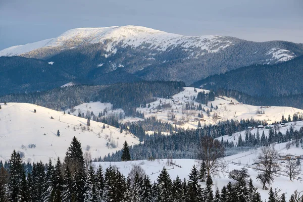 Pequeño Pueblo Alpino Montañas Nevadas Invierno Primer Amanecer Luz Del —  Fotos de Stock