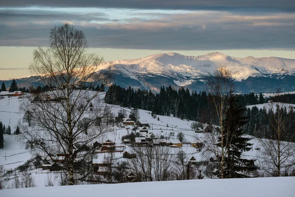 Pequeño Pueblo Alpino Montañas Nevadas Invierno Primer Amanecer Luz Del —  Fotos de Stock