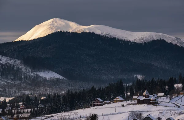 Pequeño Pueblo Alpino Montañas Nevadas Invierno Primer Amanecer Luz Del —  Fotos de Stock