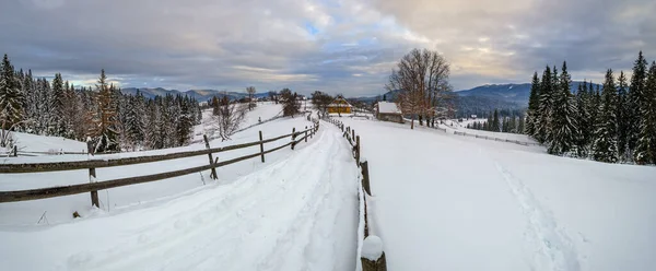 Sekundární Alpská Silnice Odlehlé Horské Vesnici Závěje Sněhu Dřevěný Plot — Stock fotografie