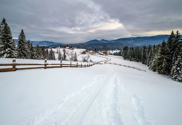 Sekundární Alpská Silnice Odlehlé Horské Vesnici Závěje Sněhu Dřevěný Plot — Stock fotografie