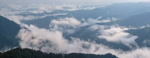 안개가 자욱하고 구름이 산꼭대기가 구름으로 우크라이나 마로스 카르파티아 — 스톡 사진