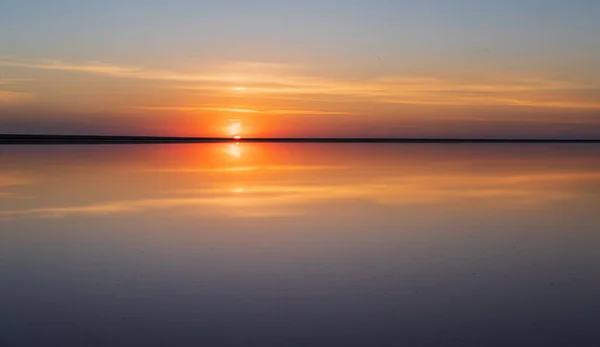 Západ Slunce Genichesk Růžové Extrémně Slané Jezero Zbarvené Mikrořasami Krystalickými — Stock fotografie