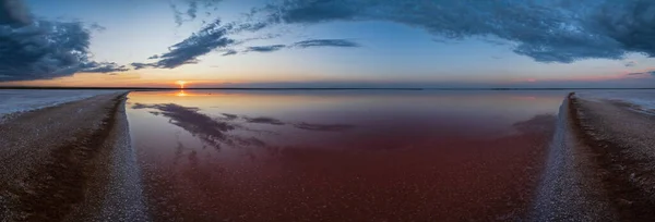 Ηλιοβασίλεμα Στο Genichesk Ροζ Εξαιρετικά Αλμυρή Λίμνη Χρωματισμένο Από Μικροφύκη — Φωτογραφία Αρχείου