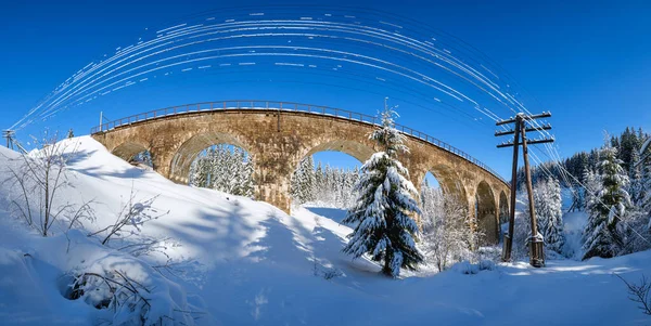 Stenviadukt Bågbro Järnväg Genom Fjällsnöig Gran Skog Snö Driver Vägkanten — Stockfoto