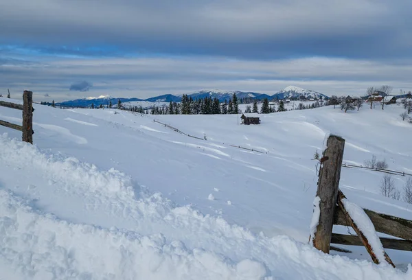 冬の人里離れた高山の村の田舎の丘 — ストック写真