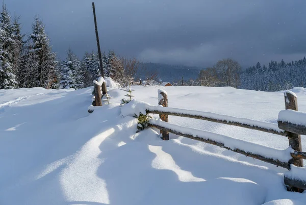 Ombres Ondulées Pittoresques Sur Neige Clôture Bois Hameau Hiver Montagne — Photo